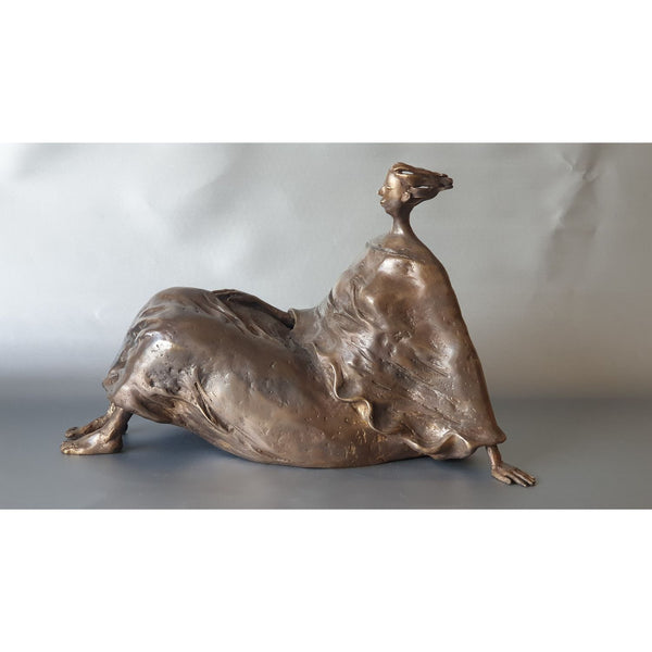 Седнала фигура